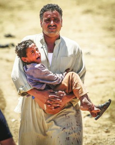 Suriyeli babalar, "Babalar Gününü" kendilerine yabancı topraklarda, sığınmacı olarak geçiriyor. Suriye'nin Tel Abyad bölgesindeki çatışmalardan kaçarak, çocuklarını kilometrelerce kucağında taşıyıp, güvenli gördükleri Türkiye'ye getiren babaların tek dileği bir an önce ana yurtlarına geri dönmek.  (Fırat Yurdakul - Anadolu Ajansı)