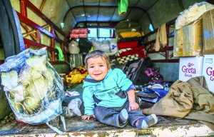 Rus uçaklarının, Suriye'nin Halep kentinde muhaliflerin kontrolündeki ilçe, belde ve köylere düzenlediği hava saldırısında yaklaşık 40 bin kişi evini barkını bırakarak güvenli gördüğü Azez ilçesindeki Bab Es Selame çadır kentine kaçtı. Rus uçaklarının bombardımanının yanı sıra İran ve Hizbullah milislerinin karadan destek verdiği Esed güçlerinin Hayan, Hreytan, Rityan, Kafr Hamra Anadan, Tel Cibin, Kafr Naya, Mayir ve İhris'te sivil yerleşim yerlerine düzenlediği saldırılar sonucu yaklaşık 40 bin Suriyeli yerlerinden oldu. Rusların bombardımanından kaçarak çadır kente gelen bazı aileler araçlarında uyurken bir aile de terk edilmiş, camları kırık, kapıları olmayan bir otobüste kaldı. ( Fatih Aktaş - Anadolu Ajansı )