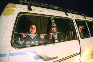 Rus uçaklarının, Suriye'nin Halep kentinde muhaliflerin kontrolündeki ilçe, belde ve köylere düzenlediği hava saldırısında yaklaşık 40 bin kişi evini barkını bırakarak güvenli gördüğü Azez ilçesindeki Bab Es Selame çadır kentine kaçtı. Rus uçaklarının bombardımanının yanı sıra İran ve Hizbullah milislerinin karadan destek verdiği Esed güçlerinin Hayan, Hreytan, Rityan, Kafr Hamra Anadan, Tel Cibin, Kafr Naya, Mayir ve İhris'te sivil yerleşim yerlerine düzenlediği saldırılar sonucu yaklaşık 40 bin Suriyeli yerlerinden oldu. Rus uçaklarının saldırılarında kaçan Suriyeli ailelerin bazıları geceyi araçların içinde geçirdi. ( Fatih Aktaş - Anadolu Ajansı )