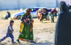 Suriye'de Rus uçaklarının Halep'in kuzeyindeki muhaliflerin denetiminde olan ilçe, belde ve köylere yönelik saldırıları sebebiyle 40 bin Suriyeli, Halep'in Azez ilçesi ile sınırdaki çadır kente geldi.  ( Fatih Aktaş - Anadolu Ajansı )