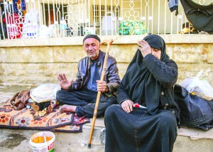 Suriye'de Rusya ve rejim güçlerinin Halep'in kuzeyine düzenlediği ağır bombardıman sonucu evlerini terk ederek Azez ilçesine gelen binlerce aile bir yandan soğuk kış şartlarıyla diğer yandan da aile bireylerinin yaşadığı hastalıklarla mücadele ediyor.  Halep'ten hasta eşiyle İnsan Hak ve Hürriyetleri İnsani Yardım Vakfı'nın (İHH) Babüsselame Selam Sınır Kapısı'nda oluşturduğu çadır kente gelen Türkmen Durmuş ailesi de bu ailelerden yalnızca biri. Hasta kocasını bombardıman bölgesinden alarak Türkiye sınırına getiren Ayşe Durmuş (67), AA muhabirine açıklamada bulundu. ( Fatih Aktaş - Anadolu Ajansı )
