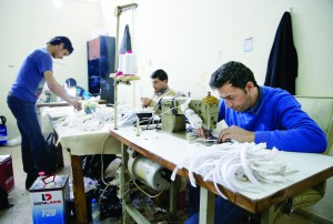 Ülkelerinde ayakkabıcılık yapan çok sayıda Suriyeli, ülkelerindeki iç savaşın ardından sığındıkları Türkiye'de mesleklerini devam ettirmeye çalışıyor. Ayakkabı üretiminin önemli bölümünün karşılandığı İzmir'deki Işıkkent Ayakkabıcılar Sitesi de çok sayıda Suriyeli usta ve çalışana ev sahipliği yapıyor. Bir araya gelerek kiraladıkları atölyelerde parça başı üretim yapan Suriyeliler, Başbakan Yardımcısı Numan Kurtulmuş'un açıklaması sonrası Suriyeli çalıştırmaya yönelik düzenlemenin bir an önce çıkmasını istiyor. ( Mahmut Serdar Alakuş - AA )