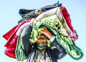 Rusya ve Esed rejimi saldırılarından kaçarak Halep'in kuzeyinde yer alan Bab Es Selame çadır kentine gelen on binlerce Suriyeli, Türkiye'den gönderilen yardımlarla yaşama tutunmaya çalışıyor. Soğuk havada kilometrelerce yürümek zorunda Suriyeliler, bölgeye kurulan çadırlar veya açık alanlarda kalıyor. ( Fatih Aktaş - Anadolu Ajansı )