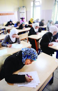 Yaklaşık 14 bin Suriyeli'nin yaşamını sürdüğü Öncüpınar'daki konteyner kent, sosyal tesisten okula, meslek kurslarından sağlık ünitesi ve spor alanlarına kadar modern bir şehri andırıyor. Konteyner kentte ayrıca 2 ilköğretim okulu, 1 lise ve 5 mahalle bulunuyor. Suriyeli çocuklar, ayrıca Arapça ve Türkçe eğitim görüyor. (Erçin Top - Anadolu Ajansı)