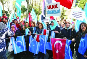 Türkmeneli Dernekler Federasyonu ve Alperen Ocakları Eğitim ve Dayanışma Vakfı, Kerkük'teki resmi binalara Irak Kürt Bölgesel Yönetimi (IKBY) bayrağının asılmasına tepki gösterdi. Şişli'de bulunan Irak Cumhuriyeti İstanbul Başkonsolosluğu önünde toplanan ellerinde Türkiye, Irak ve Türkmen bayrakları bulunan grup, çeşitli sloganlar attı. ( Hikmet Faruk Başer - Anadolu Ajansı )